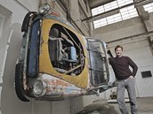Benedikt Tolar představuje jeden ze svých exponátů na výstavě nazvané Škoda...... Benedikt Tolar představuje jeden ze svých exponátů na výstavě nazvané Škoda......