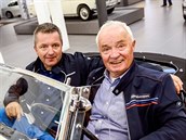 Miloš Vránek (na snímku vpravo) zpřístupnil svoji sbírku veteránů vozu BMV.... Miloš Vránek (na snímku vpravo) zpřístupnil svoji sbírku veteránů vozu BMV....