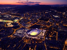 SVTLO VE TM. Barcelonský stadion Camp Nou svítí do tmy ped zaátkem...