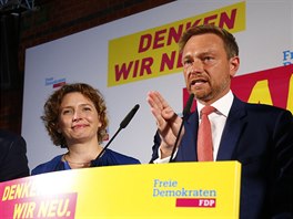 Ldr strany FDP Christian Lindner bhem projevu po uzaven volebch mstnost....