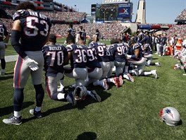 Pi americk hymn kleeli i hri New England Patriots ped duelem Houstonem.