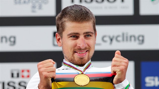 DAL ZLATO. Slovensk cyklista Peter Sagan ukazuje zlatou medaili z mistrovstv svta. Hromadn zvod ovldl potet za sebou.