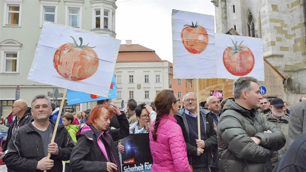 V ezn proti kanclce Merkelov protestovali lid s rajaty na transparentech (18. z 2017)