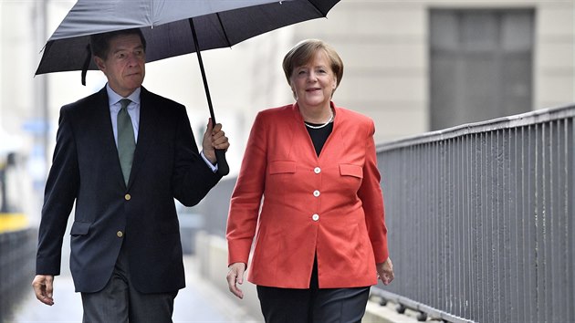 Merkelovou doprovodil k volbm jej manel Joachim Sauer (24. z 2017)