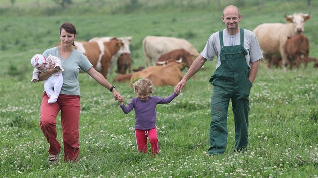 Cestovatel Vtzslav Dostl s rodinou na sv farm v rodnm Hluboci na Opavsku. Snmek z roku 2009.
