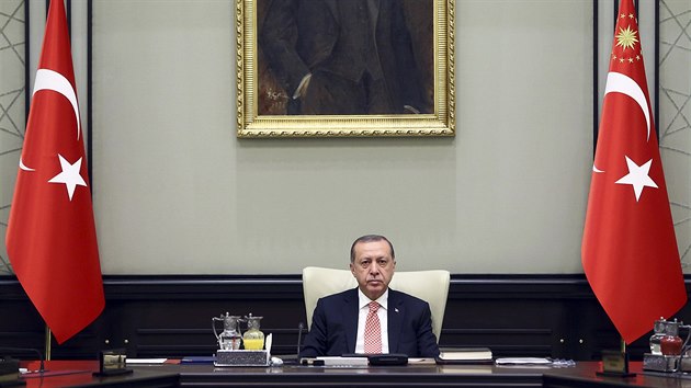 Tureck Nrodn bezpenostn rada vyzvala kurdsk ady, aby referendum zruily. Rad pedsed tureck prezident Recep Tayyip Erdogan (22. z 2017)