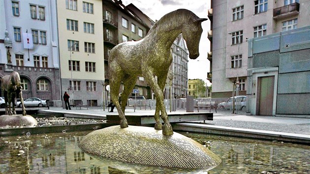 Bezejmenn nmst mezi ulicemi Kafkova a Wuchterlova v praskch Dejvicch zdob bronzov plastiky kon od sochae Michala Gabriela.