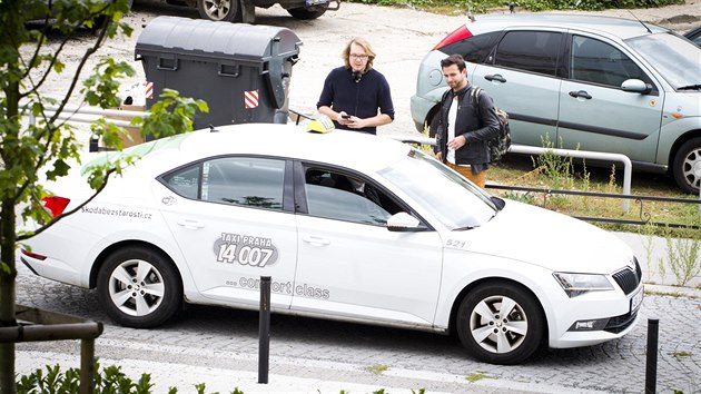 Redaktoři iDNES.cz před první jízdou s řidičem společnosti Taxi Praha.