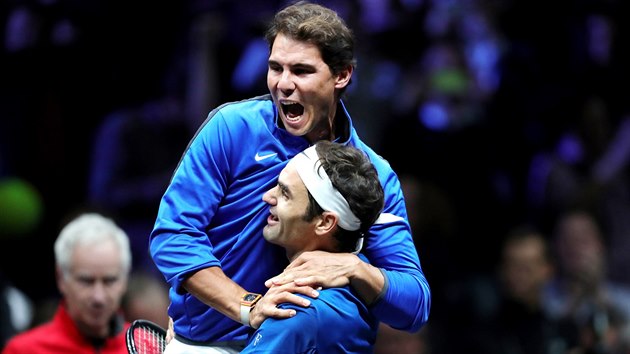 Rafael Nadal (nahoe) a Roger Federer ve spolen tyhe v Laver Cupu. (25. z 2017)