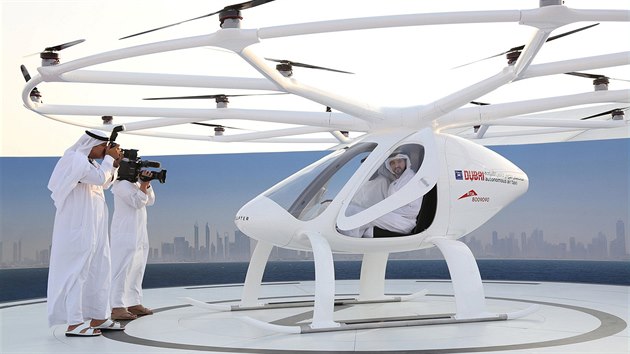 V Dubaji otestovali ltajc taxi bez pilota. Jde o dvousedadlovou kabinu opatenou 18 vrtulemi. Stroj pohn devt bateri, kter mu umon zstat ve vzduchu a pl hodiny.