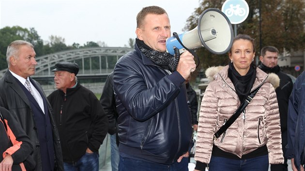 Ostravsk demonstrace finannka Pavla Krpy (s megafonem) proti Zdeku Bakalovi mla velmi nzkou ast. (20. z 2017)