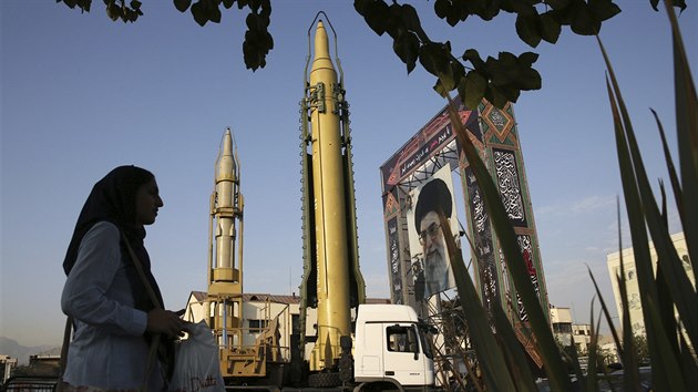 rnsk balistick rakety Ghadr H (uprosted) a Sadl (vlevo) a portrt rnskho ajatollha Aliho Chameneho jsou vystaveny vedle sebe na obrannm tdnu, kter kadoron pipomn zatek ircko-rnsk vlky v z 1980. (24. z 2017)