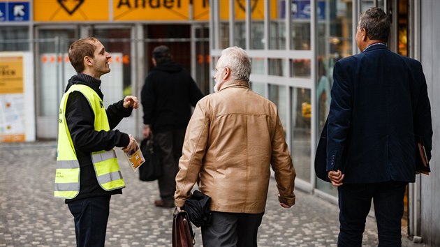 Informtor rad lidem s dopravou u zavenho vestibulu stanice metra B Andl. (25. z 2017)