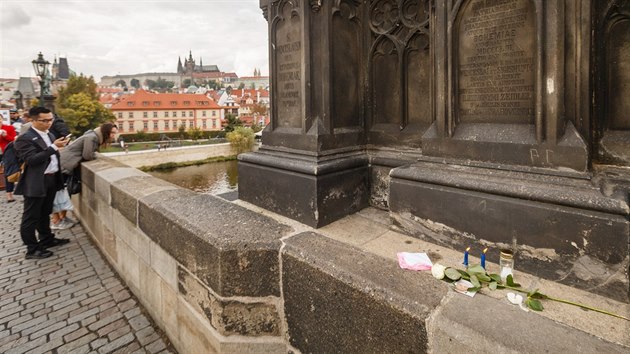 Msto na Karlov most, odkud dajn spadl do Vltavy herec Jan Tska. (25. z 2017)