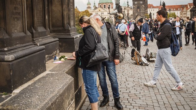 Msto na Karlov most, odkud dajn spadl do Vltavy herec Jan Tska. (25. z 2017)