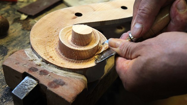 Některé detaily na nástrojích se musí dodělávat ručně. (20.9.2017)