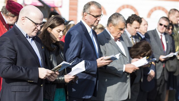 Svatovclavsk pou ve Star Boleslavi. Dorazili i politici - vlevo ministr kultury Daniel Herman, tet Miroslav Kalousek a vedle nj Karel Schwarzenberg (28. z 2017).