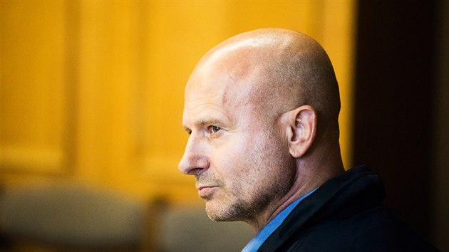 Pavel rytr u Krajskho soudu v Praze, kde byl zprotn obvinn z vrady mafinskho bosse Antonna Bly. (26.9.2017)