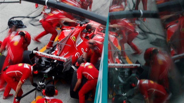 Sebastian Vettel a kalup v boxech Ferrari pi trninku na Velkou cenu Malajsie formule 1.