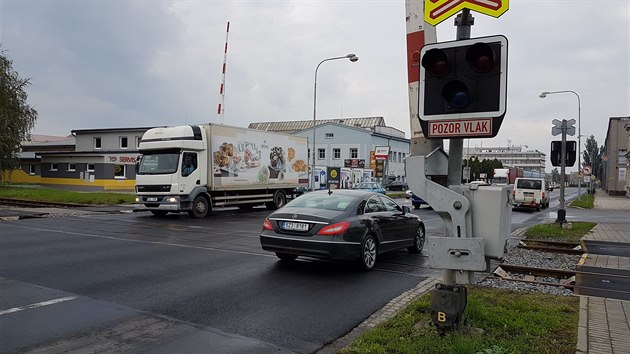 eleznin pejezd v Kromi opravili jen napl a idii mus stle brzdit pod povolenou rychlost.
