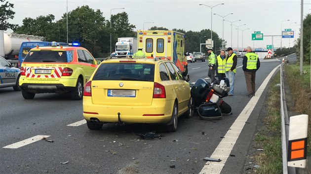Na dlnici D1 na okraji Prahy se srazilo auto s motorkou. (20.9.2017)
