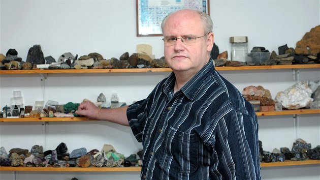 Tom Vrubel m doma ve vitrnch spoustu meteorit, kter kupuje v tuzemsku i na zahraninm internetovm serveru.