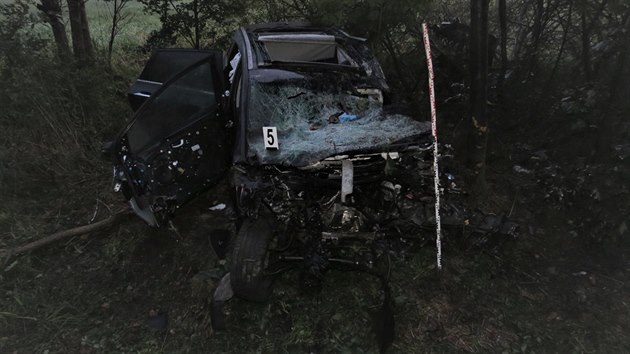 Na silnici I/35 se eln srazilo osobn auto s kamionem, jeho idi ve zdemolovanm aut zemel.