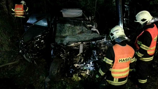 Na silnici I/35 se eln srazilo osobn auto s kamionem, jeho idi ve zdemolovanm aut zemel.