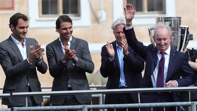 Rod Laver zdrav na Staromstskm nmst fanouky. Jeho jmno nese nov tenisov sout Laver Cup. Tleskaj mu Roger Federer, Rafael Nadal i Bjrn Borg (zleva).