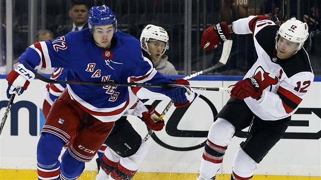 Filip Chytil (vlevo) z NY Rangers unik Benu Lovejoyovi z New Jersey.