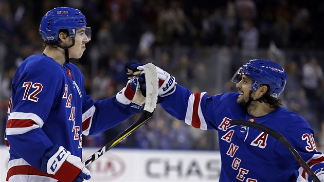 Filip Chytil (vlevo) z New York Rangers slav svj vtzn gl z ppravy proti New Jersey spolen s Matsem Zuccarellem.