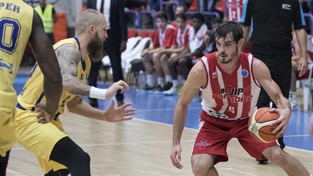 Pardubick basketbalista Viktor Plpn zakld akci v utkn s rumunskm Sibiu.