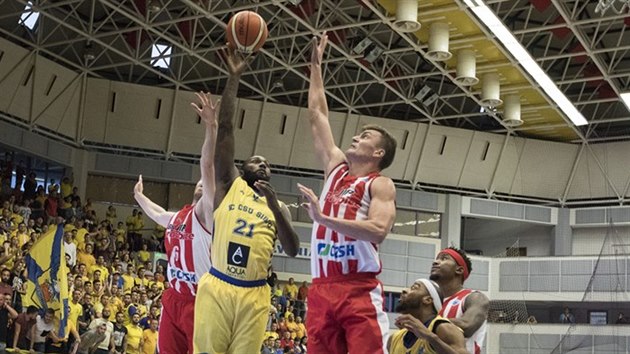 Pardubick basketbalista Radek Neas se pokou zablokovat stelu Lawrence Kinnarda z rumunskho Sibiu.