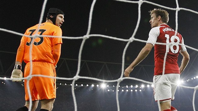Vmna nzor mezi Petrem echem (vlevo) a Nachem Monrealem, jeho spoluhrem z Arsenalu