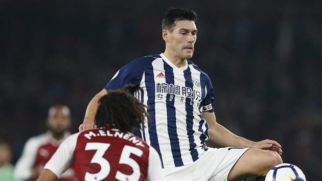 Gareth Barry (vpravo) z West Bromwich Albion v souboji s Mohamedem Elnenym z Arsenalu.