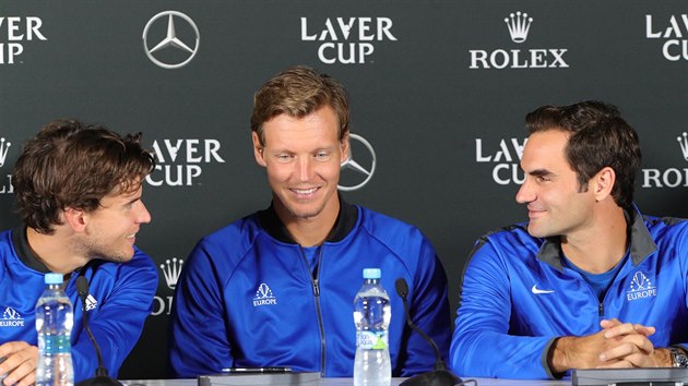 Momentka z tiskov konference k Laver Cupu, zleva Dominic Thiem, Tom Berdych a Roger Federer.