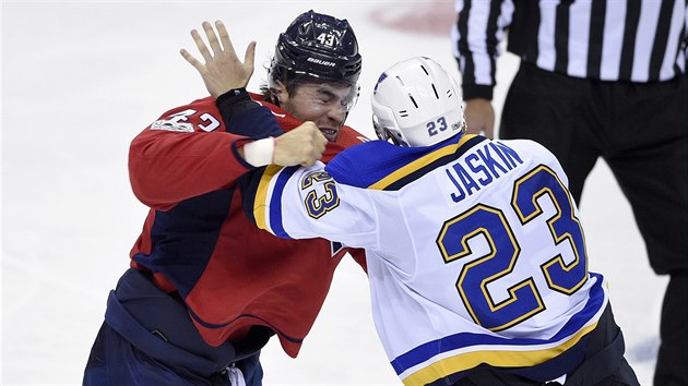 Útočník St. Louis Dmitrij Jaškin (vpravo) v bitce s Tomem Wilsonem z Washingtonu