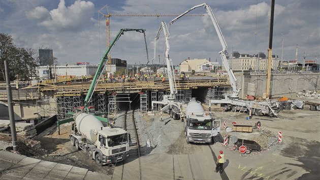 Betonovn novho elezninho mostu u Hlavnho vlakovho ndra v Plzni. (23. 9. 2017)