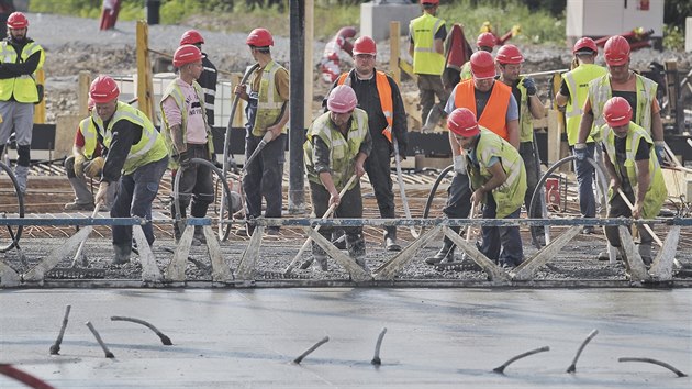 Betonovn novho elezninho mostu u Hlavnho vlakovho ndra v Plzni. (23. 9. 2017)