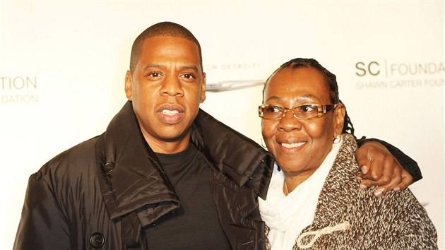 Rapper Jay-Z, vlastnm jmnem Shawn Corey Carter, a jeho matka Gloria Carterov (New York, 29. z 2011)