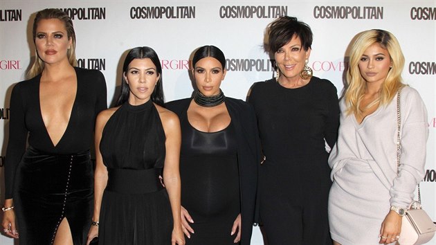 Khlo, Kourtney a Kim Kardashianovy, jejich matka Kris Jennenrov a sestra Kylie Jennerov (West Hollywood, 12. jna 2015)