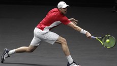 Sam Querrey se natahuje co mu síly stačí po míčku z rakety Alexandera Zvereva. Sam Querrey se natahuje co mu síly stačí po míčku z rakety Alexandera Zvereva.
