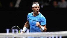 Rafael Nadal slaví vítězný úder v utkání s Johnem Isnerem. Rafael Nadal slaví vítězný úder v utkání s Johnem Isnerem.