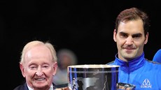 DV LEGENDY. Rod Laver a Roger Federer (vpravo) s pohárem pro vítze...