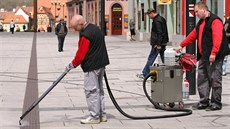 Pracovníci úklidové firmy odstraňují žvýkačky nalepené na pěší zóně v Chebu. Pracovníci úklidové firmy odstraňují žvýkačky nalepené na pěší zóně v Chebu.