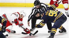 Ryan O’Reilly z Buffala (vpravo) se staví na vhazování proti Lucasu Wallmarkovi... Ryan O’Reilly z Buffala (vpravo) se staví na vhazování proti Lucasu Wallmarkovi...