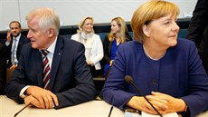Horst Seehofer (vlevo) a Angela Merkelová. Najdou po volbách spolenou e v...