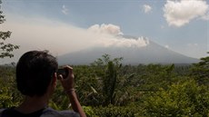 Indonéská sopka Agung hrozí erupcí (23. záí 2017).