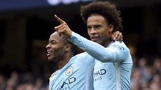 Raheem Sterling (vlevo) a Leroy Sané oslavují gól Manchesteru City. Raheem Sterling (vlevo) a Leroy Sané oslavují gól Manchesteru City.