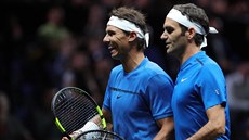 V DOBRÉ NÁLADĚ. Rafael Nadal (vlevo) a Roger Federer ve společné čtyřhře v... V DOBRÉ NÁLADĚ. Rafael Nadal (vlevo) a Roger Federer ve společné čtyřhře v...